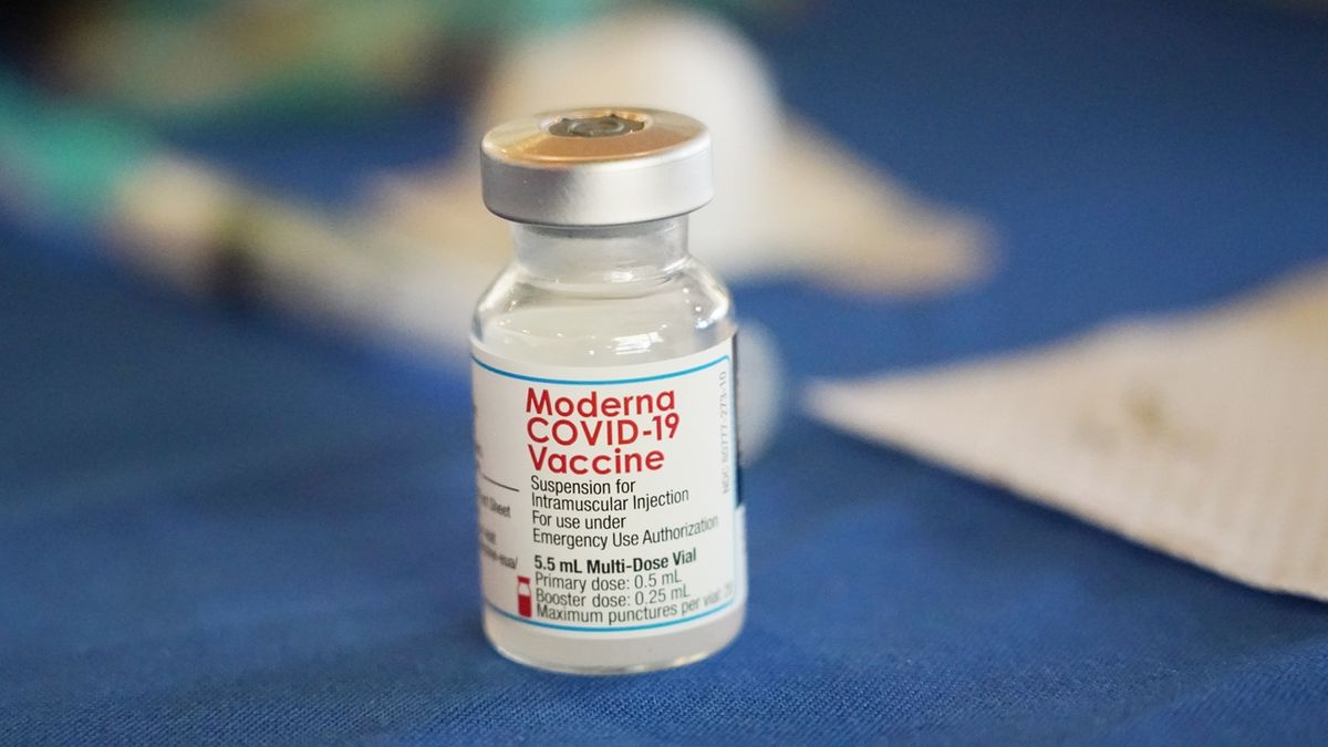 Británie schválila první vakcínu proti dvěma variantám koronaviru